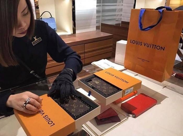 Сколько стоит чехол Louis Vuitton X Supreme (5 фото)