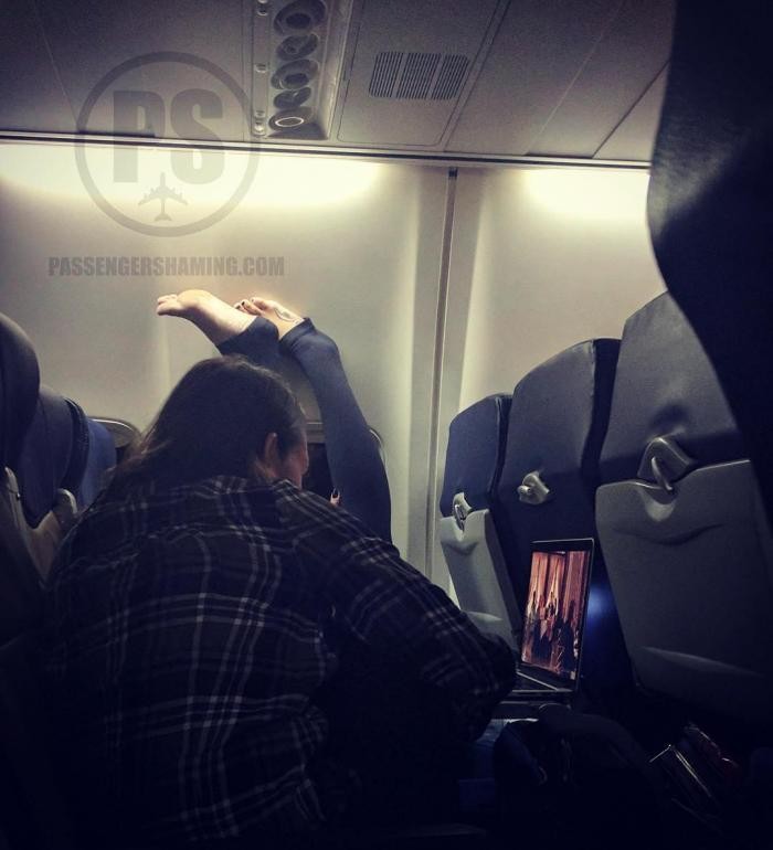 Бывшая стюардесса показывает неловкие поступки авиапассажиров (19 фото)