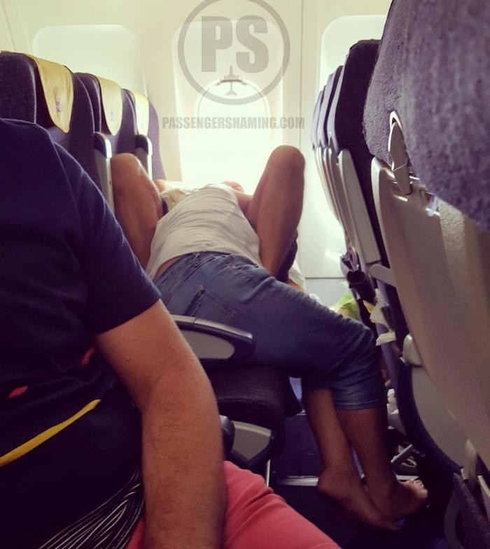 Бывшая стюардесса показывает неловкие поступки авиапассажиров (19 фото)
