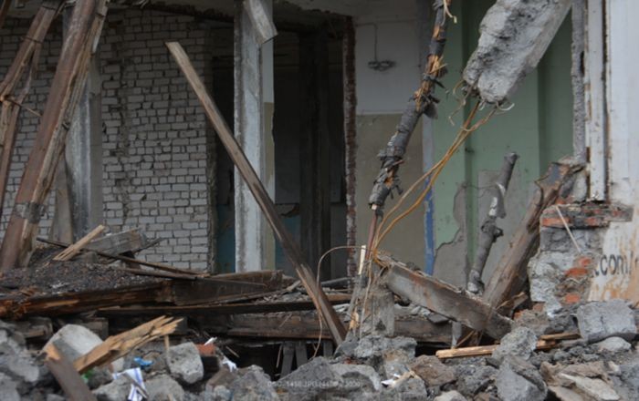 В Перми сносят незаконно построенные цыганское дома (5 фото)