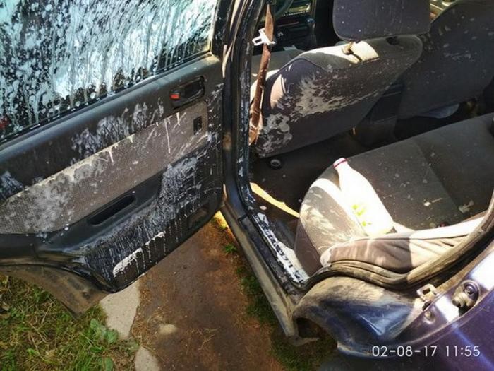 Йогурт взорался в салоне оставленного на солнце автомобиля (2 фото)