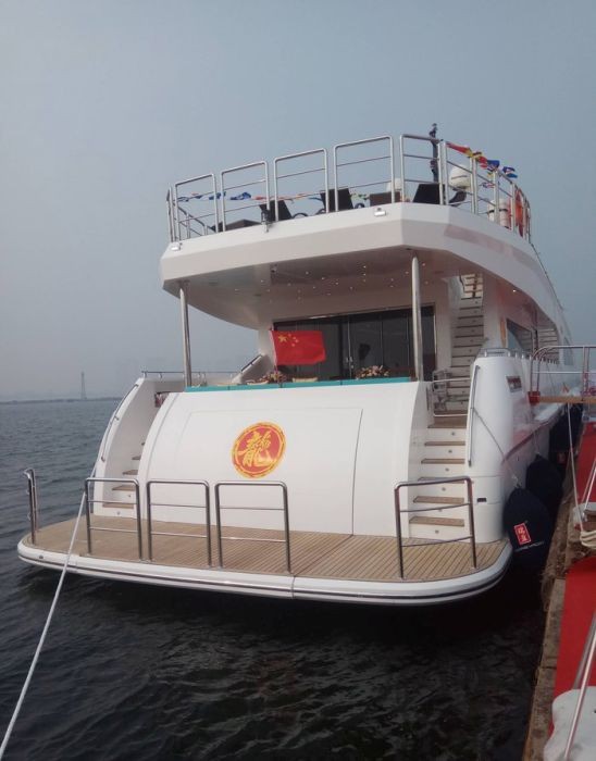 Джеки Чан купил 38-метровую яхту (8 фото)