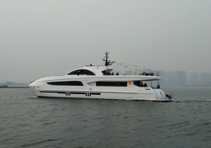 Джеки Чан купил 38-метровую яхту (8 фото)