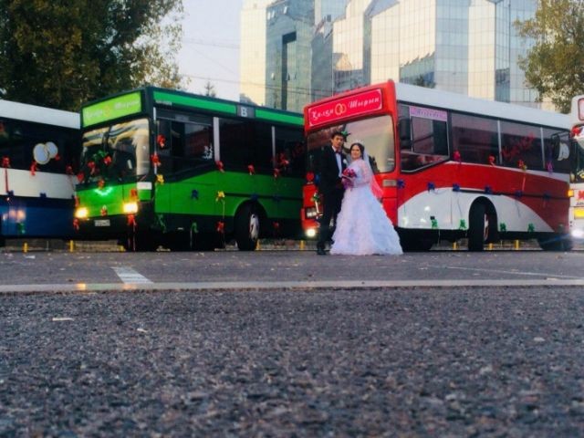 Свадебный кортеж из автобусов в Алматы (6 фото)