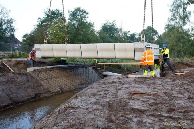 В Голландии установили первый 3D-печатный мост (7 фото)