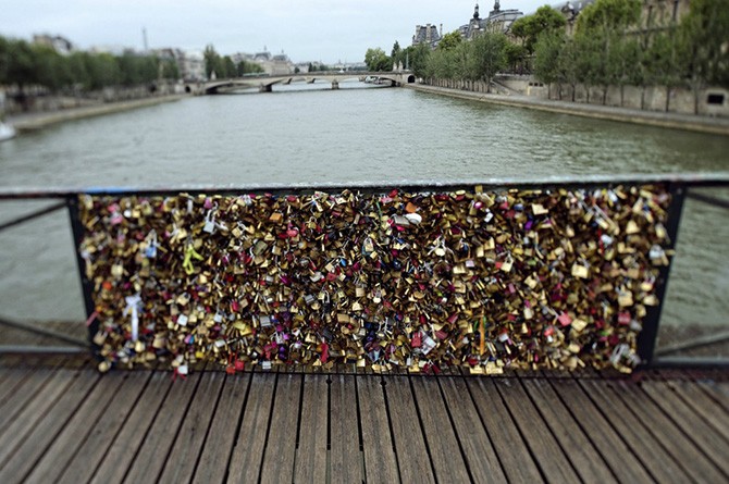 Миллион доказательств любви сняли с Pont des Arts в Париже (12 фото)