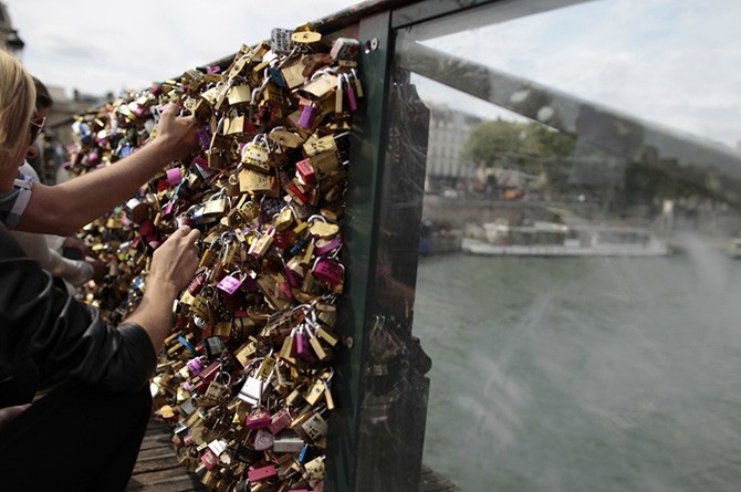 Миллион доказательств любви сняли с Pont des Arts в Париже (12 фото)