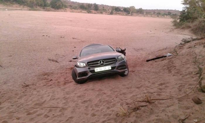 Ослы по руслу Лимпопо тащили угнанный Mercedes (2 фото)