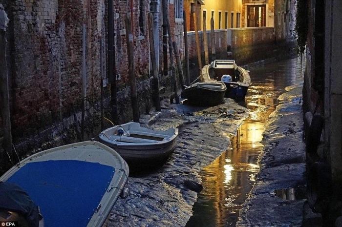 Каналы Венеции ежегодно обнажают свое заиленное дно (12 фото)