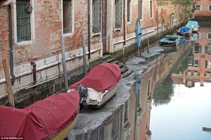Каналы Венеции ежегодно обнажают свое заиленное дно (12 фото)