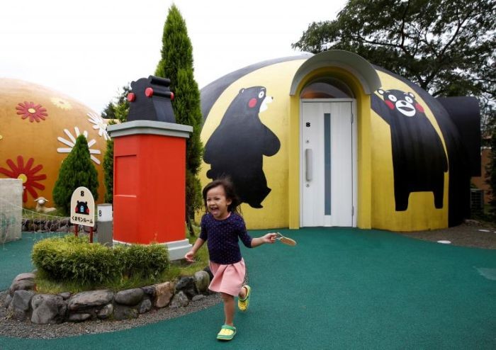 Японцы украсили сейсмоустойчивые дома изображениями Кумамона (6 фото)