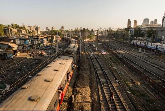 Железные дороги в Индии: ветхие и переполненные (10 фото)