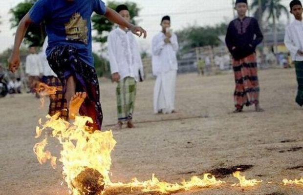 Индонезийские школьники играют в огненный футбол (8 фото)