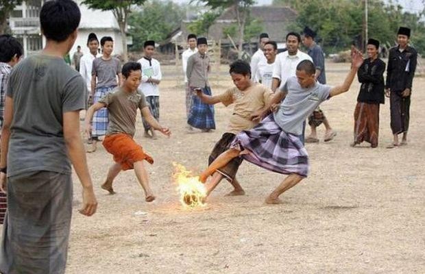 Индонезийские школьники играют в огненный футбол (8 фото)