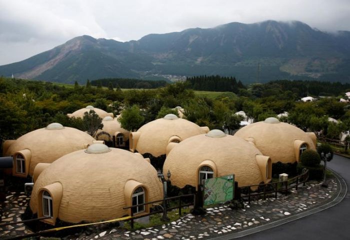 Японцы украсили сейсмоустойчивые дома изображениями Кумамона (6 фото)