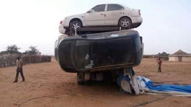 Как перевозят легковые автомобили через пустыни Судана (3 фото)