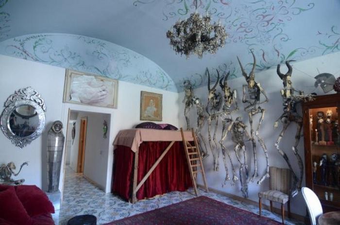 В центре Палермо сдается комната с рогами и чертями (5 фото)
