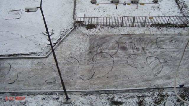 В Кировской области новый асфальт положили прямо на снег (2 фото)