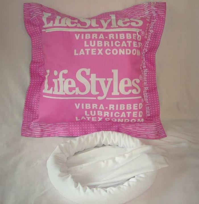 Подушка и спальный мешок в виде презерватива (7 фото)