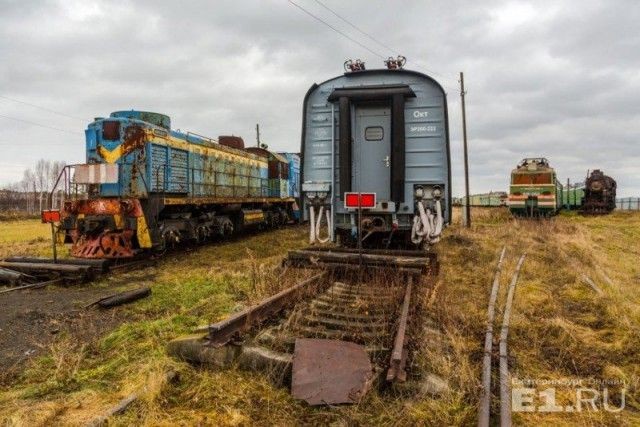 Кладбище старых поездов под Екатеринбургом (28 фото)