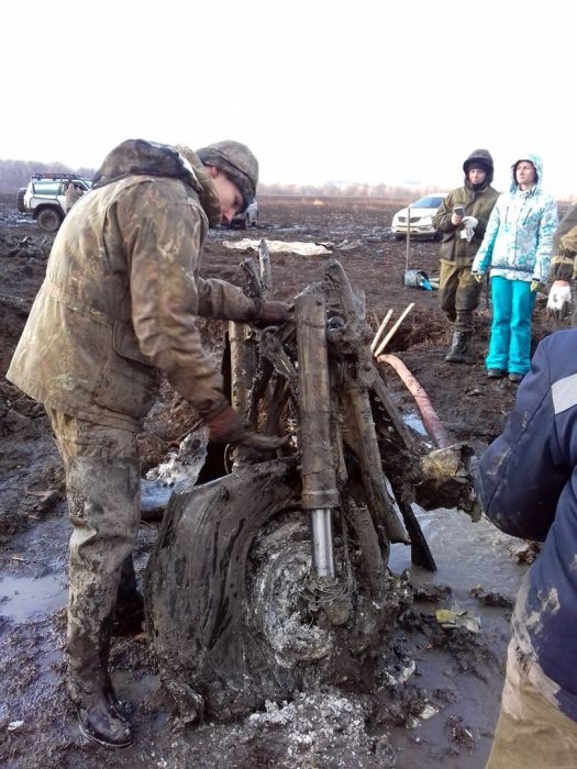 В Приморье из болота подняли части бомбардировщика Пе-2 (16 фото)