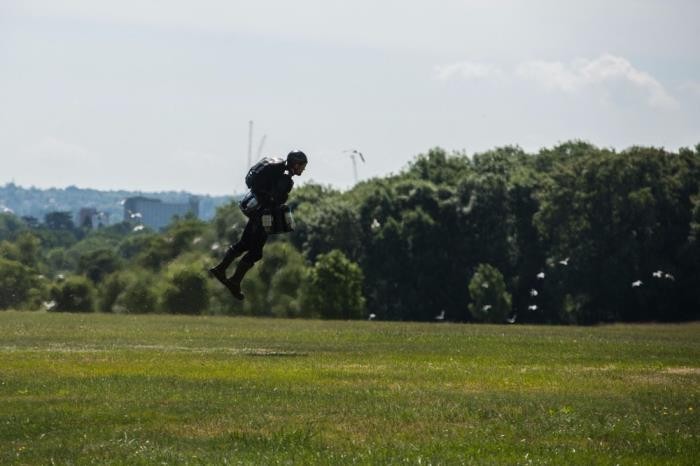 Конструктор из Великобритании создал костюм, позволяющий летать (4 фото)
