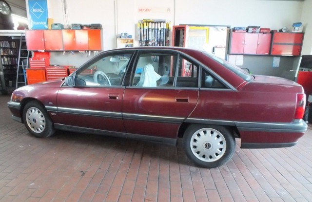 Opel Omega 1992 года с пробегом 705 км выставили на продажу (13 фото)