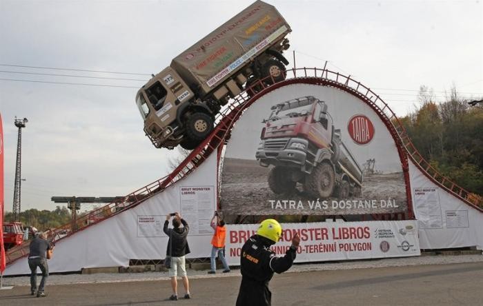 Уникальный трюк на грузовике Tatra (5 фото + 2 видео)