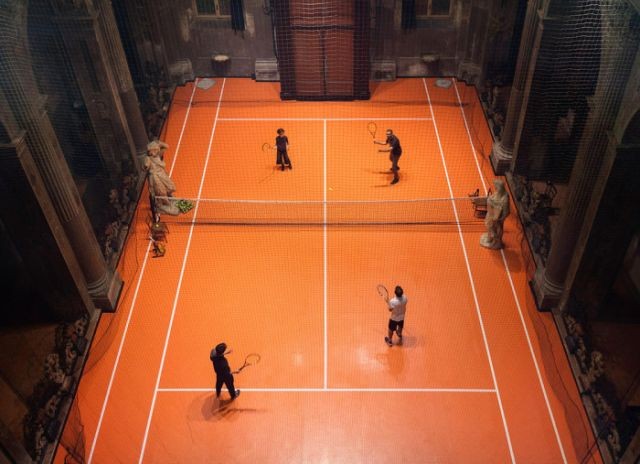 В миланской церкви соорудили теннисный корт (7 фото)
