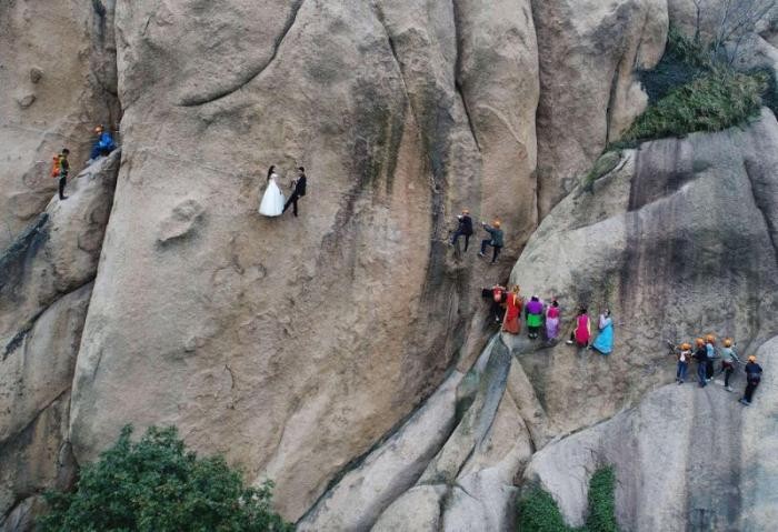 Китайские новобрачные сыграли свадьбу на отвесе скалы (7 фото)