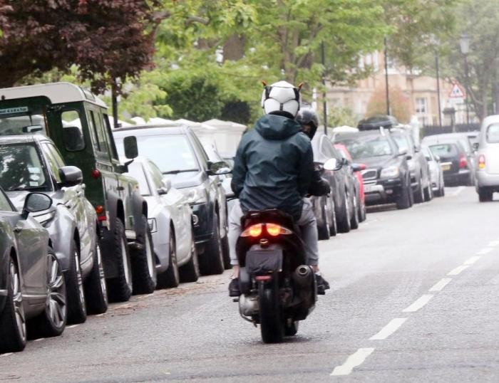Гангстеры на скутерах терроризируют британскую столицу (4 фото)