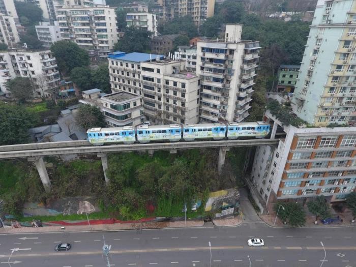 Поезд проходит через центр 19-этажного жилого дома в Китае (9 фото)