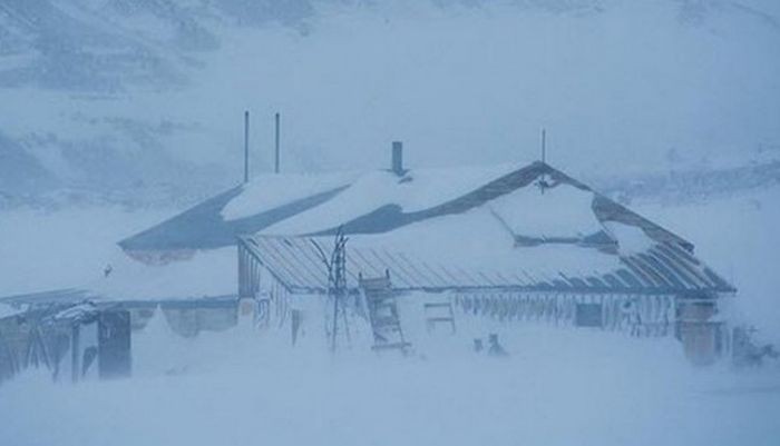 Заброшенные полярные станции (42 фото)