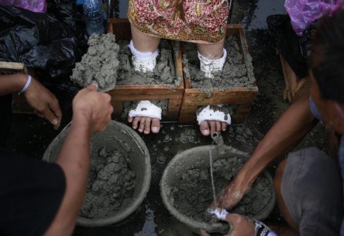 Индонезийские фермеры зацементировали себе ноги (6 фото)