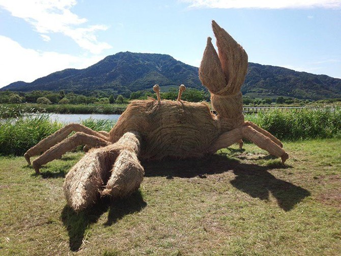 Потрясающие скульптуры из соломы на фестивале в Японии (19 фото)