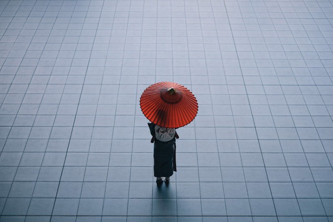 Японский колорит в уличных фотографиях Такаши Ясуи (12 фото)