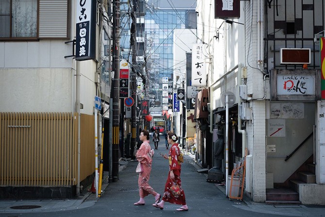Японский колорит в уличных фотографиях Такаши Ясуи (12 фото)