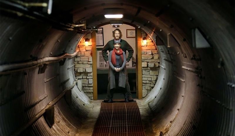Бывшую подземную ракетную базу превратили в роскошный дом и сдают на Airbnb (13 фото)