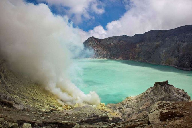 Самые красивые вулканические озера мира (20 фото)