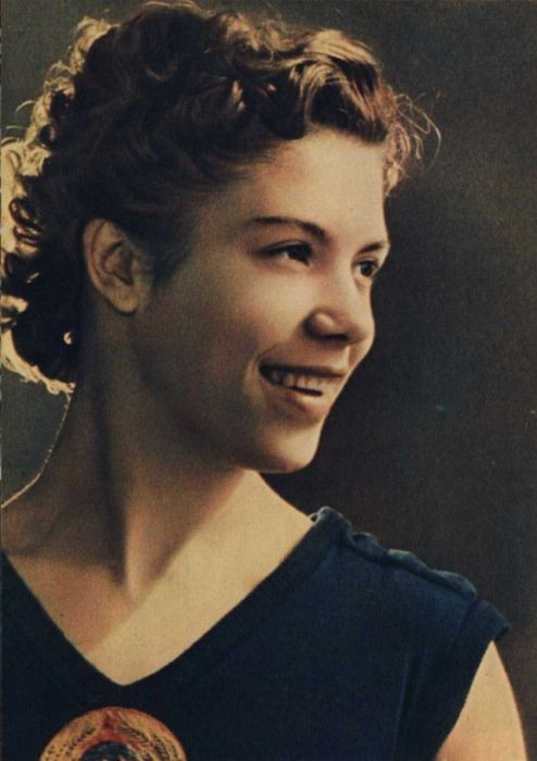 Советские девушки на страницах старых журналов (34 фото)