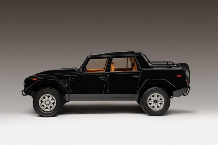 Lamborghini LM002 - кирпич с 12-ю цилиндрами (15 фото)