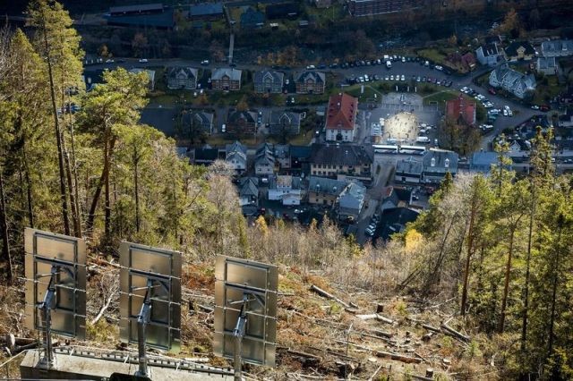 «Искусственное солнце» норвежского города Рьюкан (8 фото)