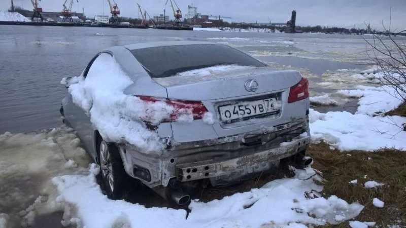 Никто не терял? В Рыбинске к берегу Волги прибило Лексус (4 фото)