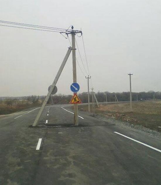 В Приморье столб заасфальтировали в дорогу (2 фото)