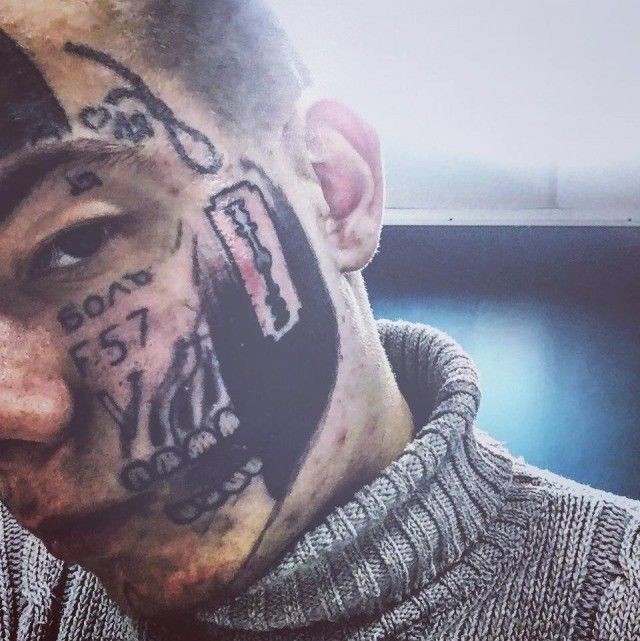 Белгородский фрик, который сам набивает себе татуировки (8 фото)