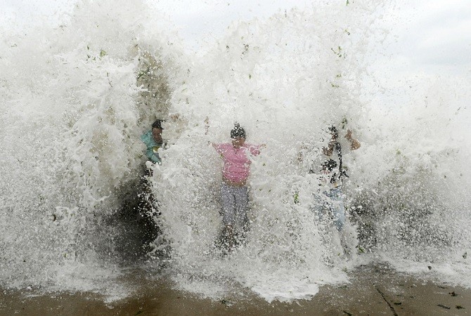 Экстремалы против приливной волны (25 фото)