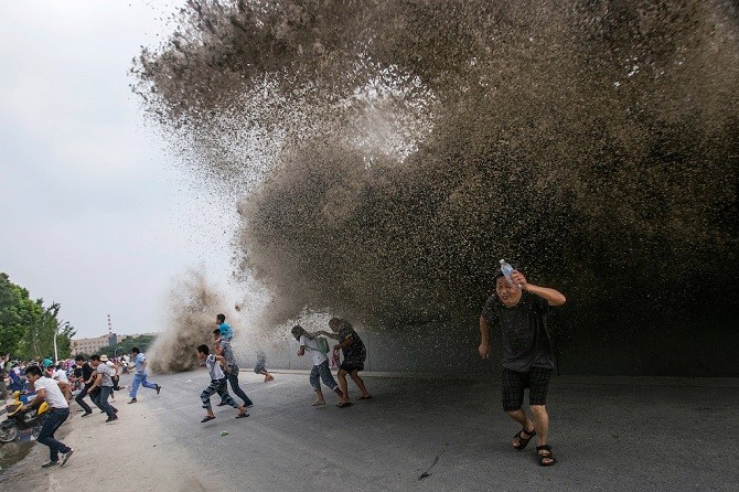 Экстремалы против приливной волны (25 фото)