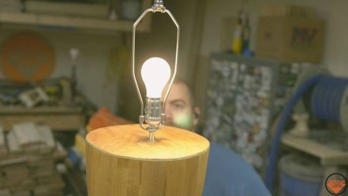 Плотник сделал лампу в виде ноги (24 фото)
