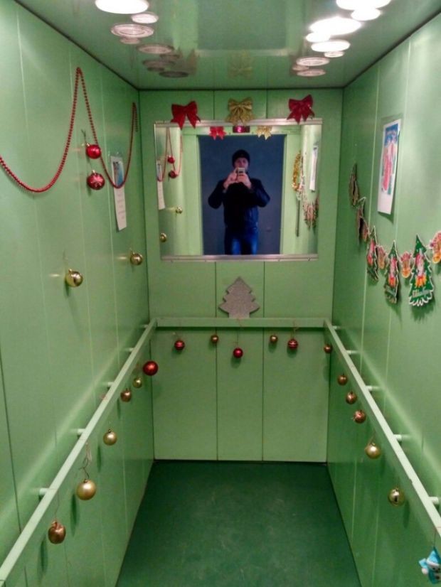 Соседи украсили лифт к Новому году (2 фото)