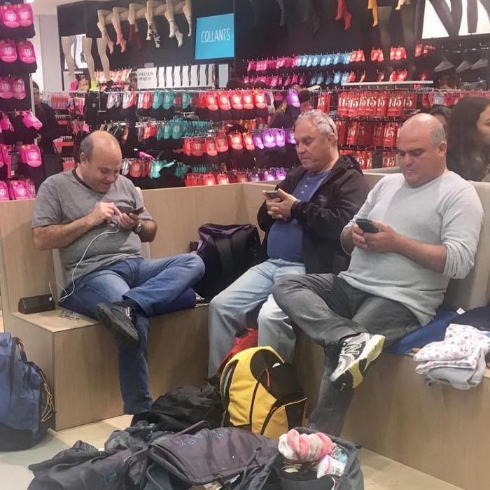 Мужчины и шопинг (32 фото)